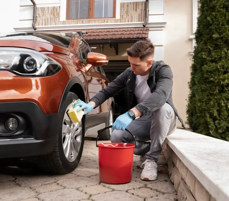 Lavage auto à domicile Dammartin-en-Serve : professionnel intervenant sur un véhicule